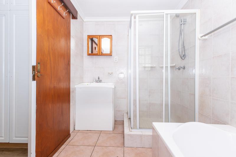 To Let 4 Bedroom Property for Rent in Bergvliet Western Cape